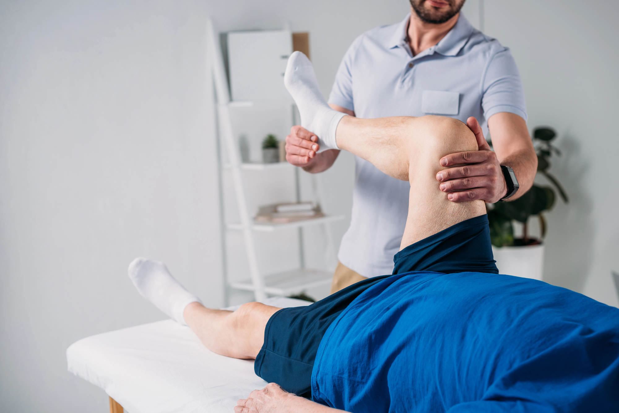 fisioterapeuta atendiendo paciente con lesion en pierna