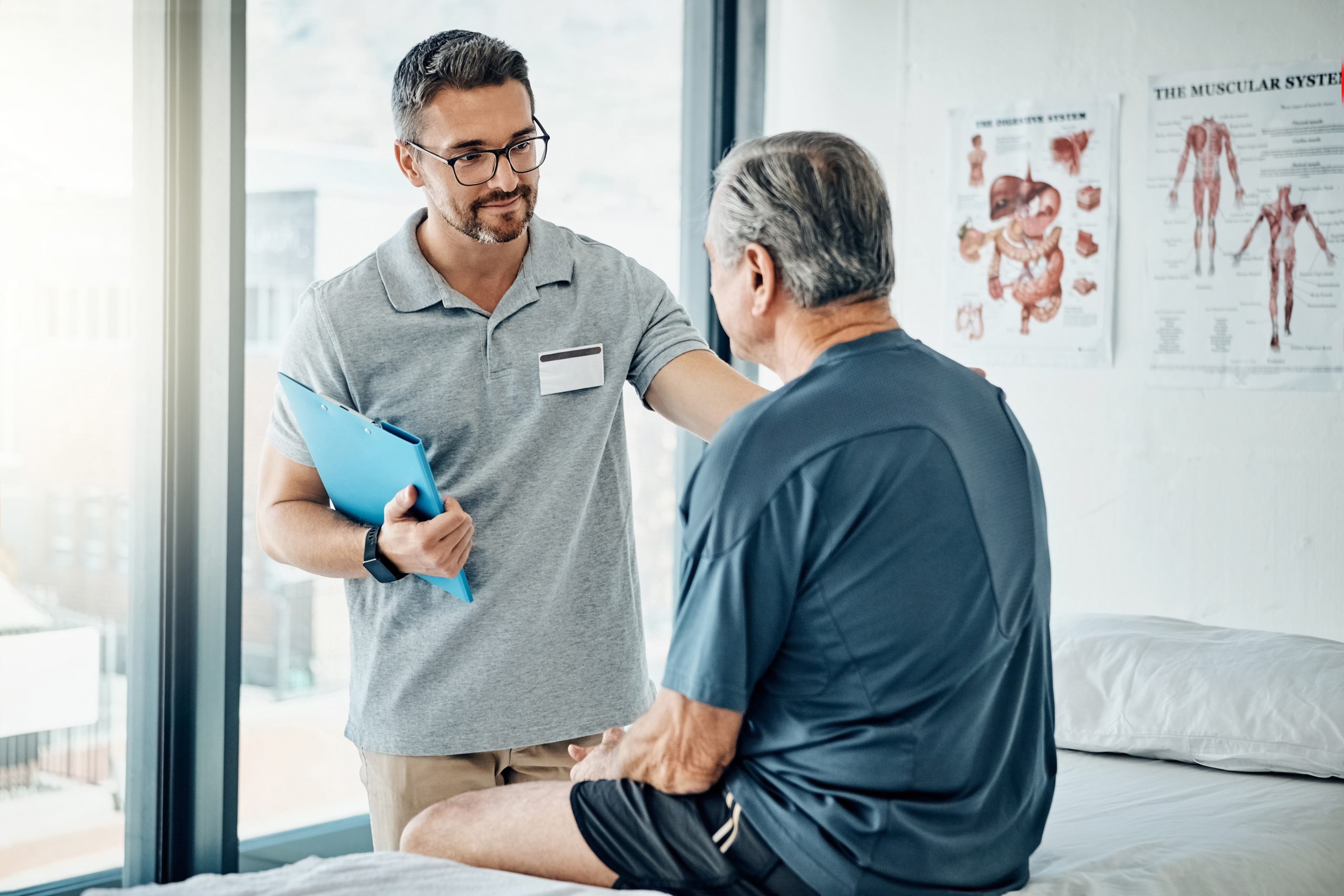 fisioterapeuta quiropractico atendiendo feliz a un paciente mayor hombre scaled